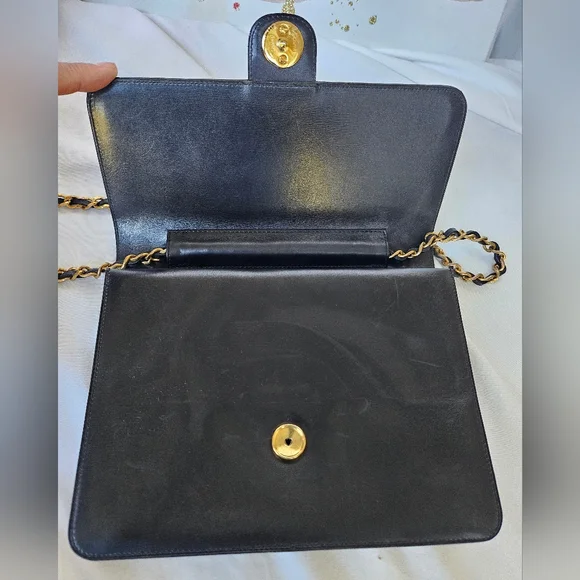 EUC vintage Chanel gold chain purse - Picture 7 of 17